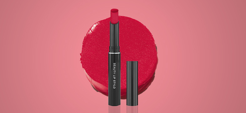 Avon rtěnka Lip Stylo na růžovém pozadí.