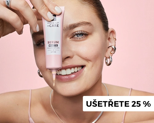 Žena držící tubu s makeupem.