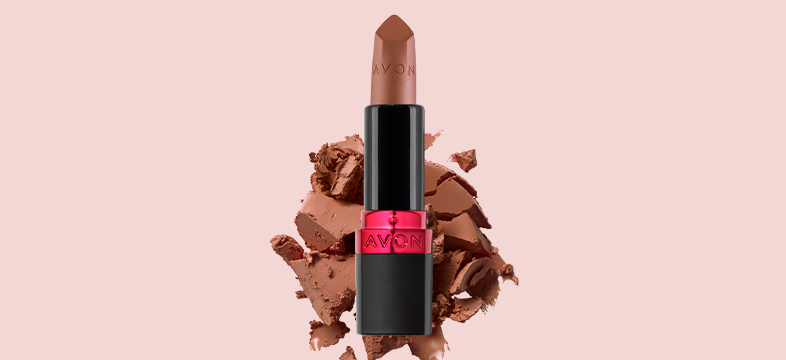 Neutrálně až hnědá rtěnka Ultra Creamy na bílém pozadí.